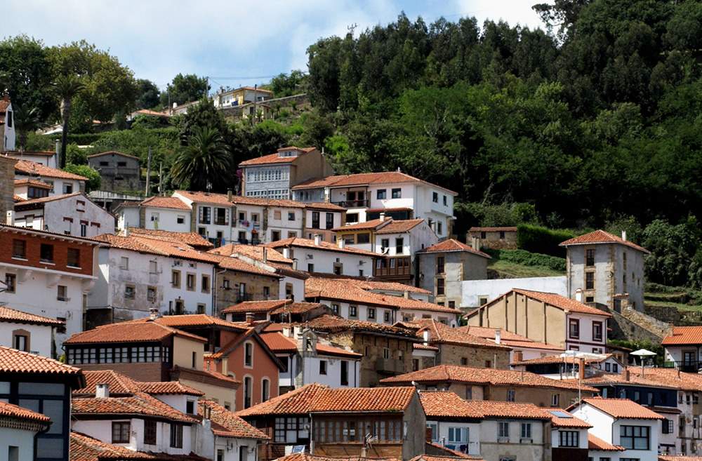 Hotel Lastres Miramar iluminado de manera natural